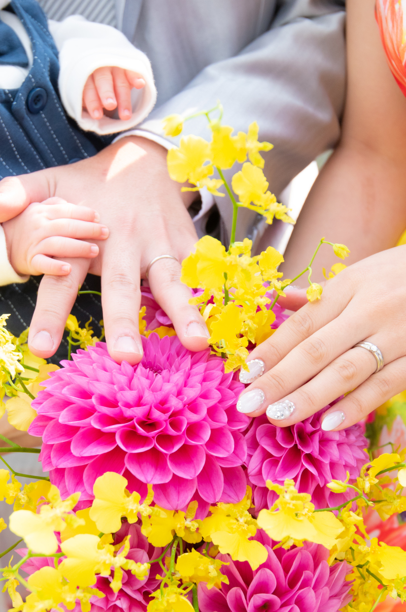 手を取り合って