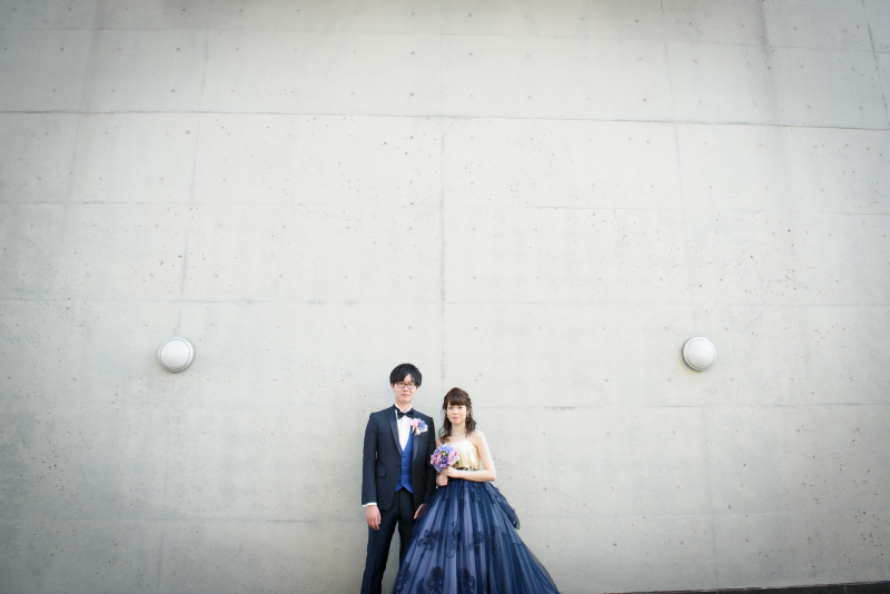 最後はおしゃれなネイビーのデザイナーズドレス