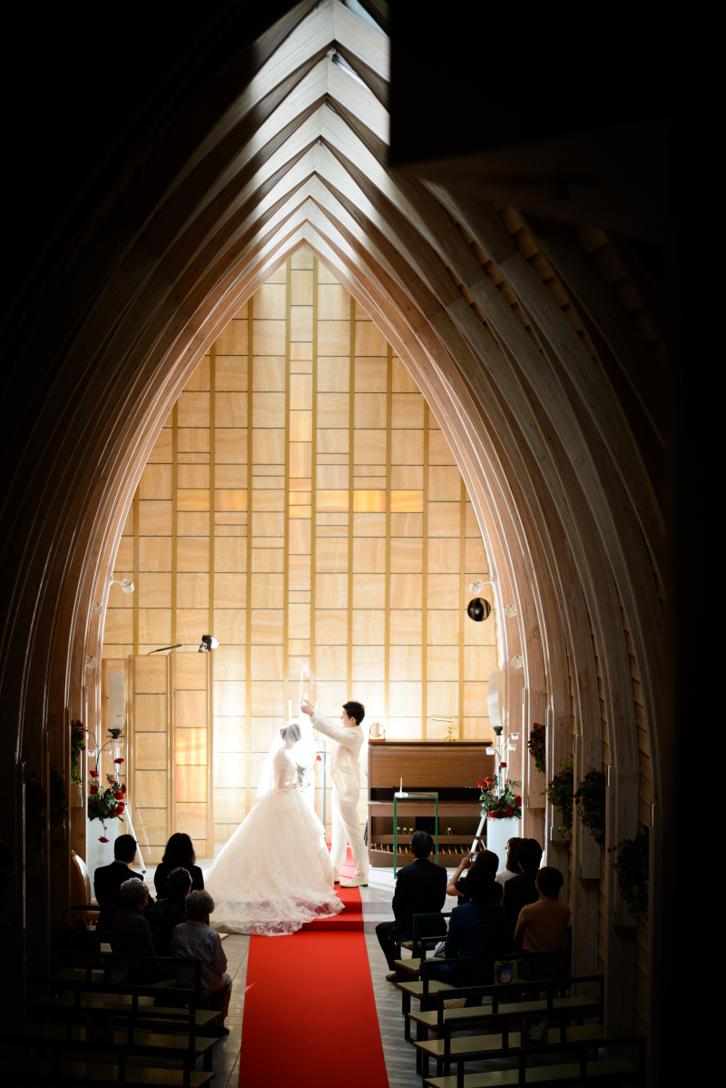 荘厳な雰囲気の中のフォトセレモニー