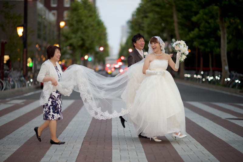 みんなで楽しんだオトナの結婚写真