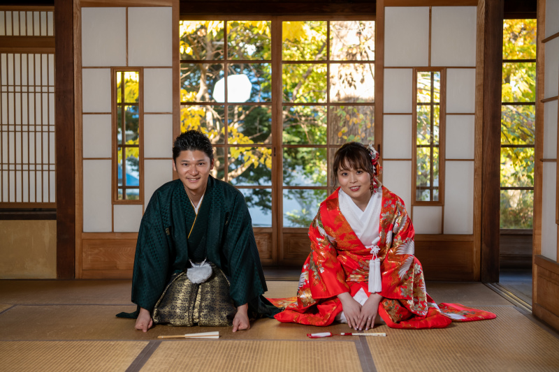 日本家屋でごあいさつポーズ