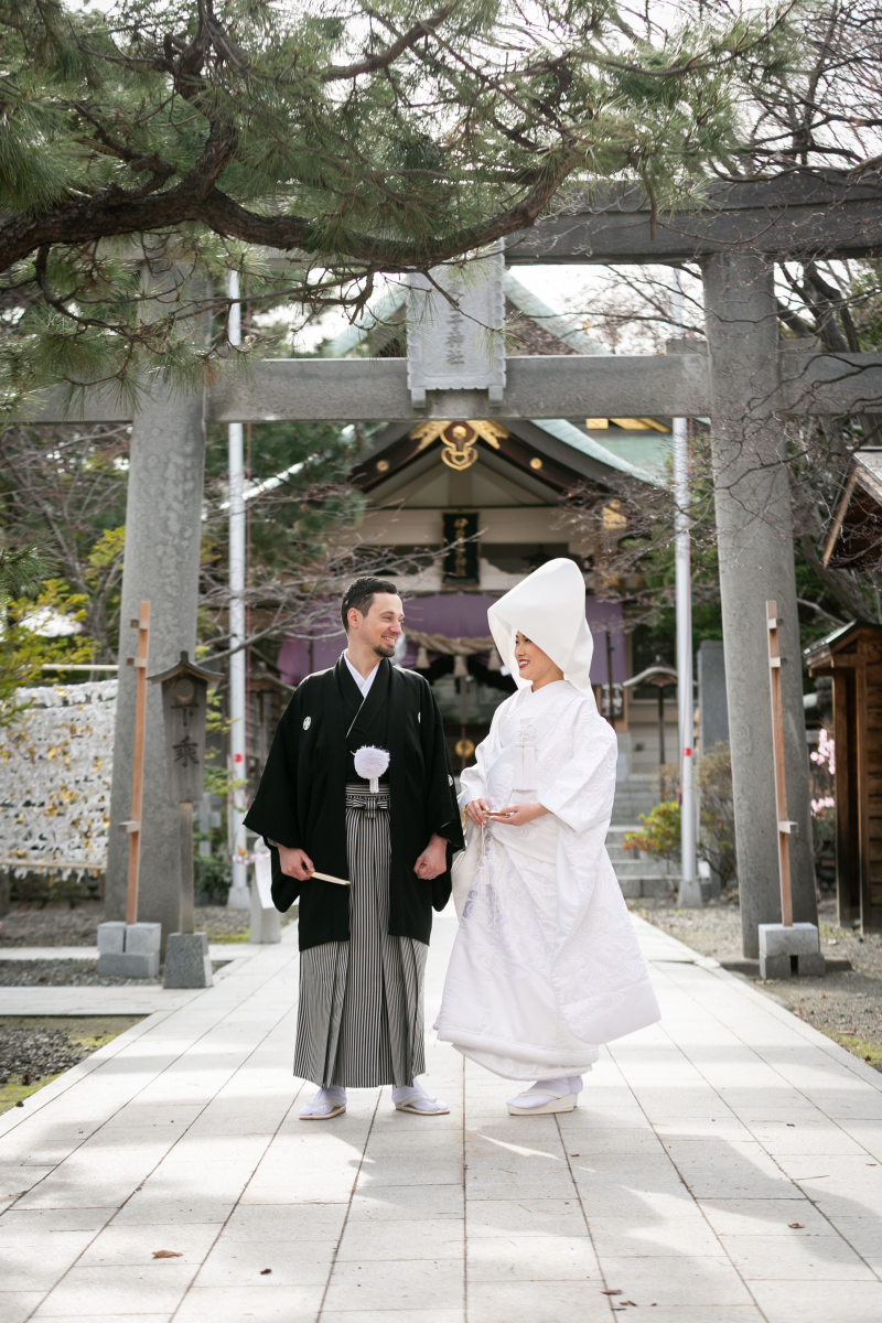 白無垢で弥彦神社境内
