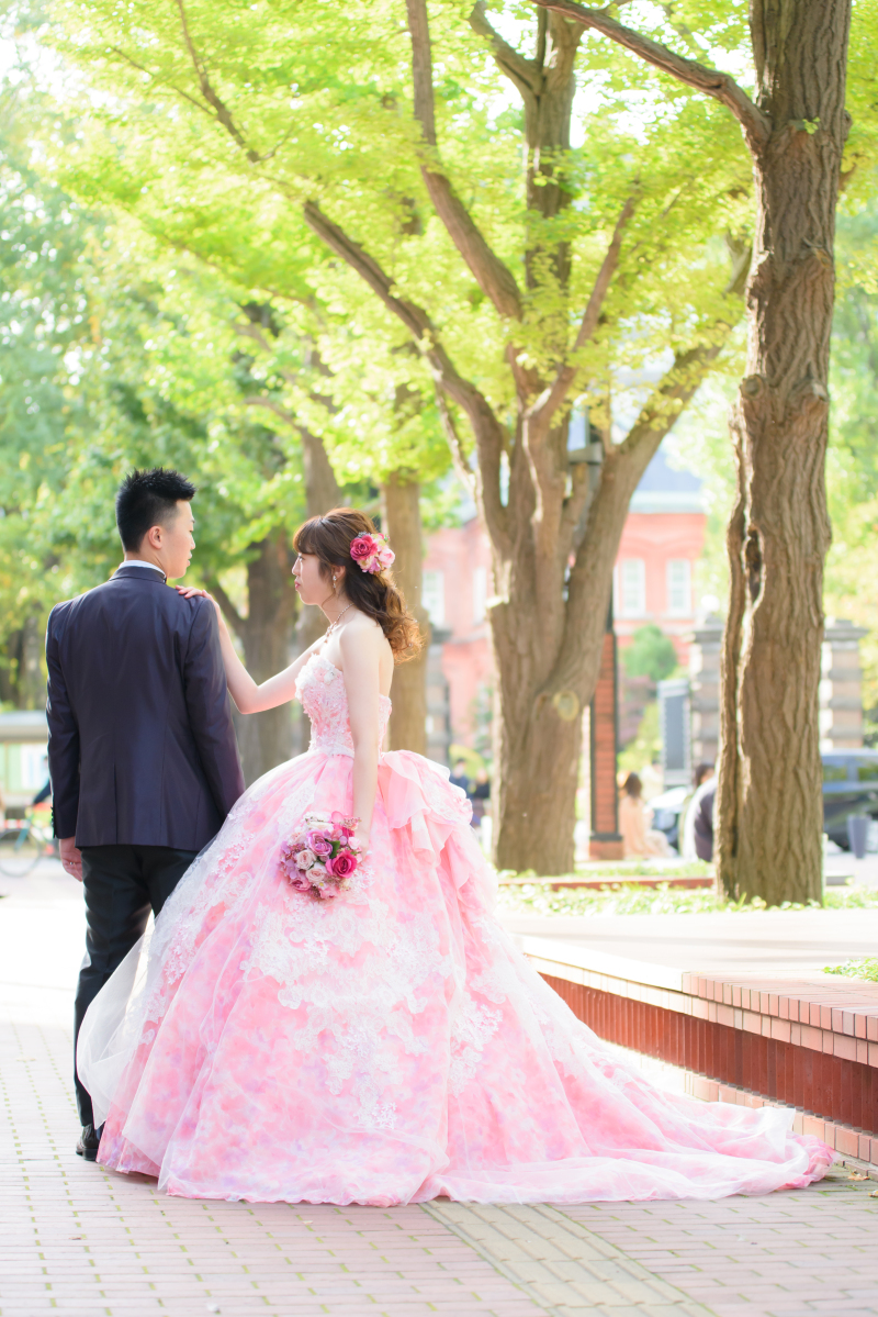 ピンクのドレスで