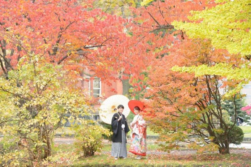 紅葉に映える見事な内掛け