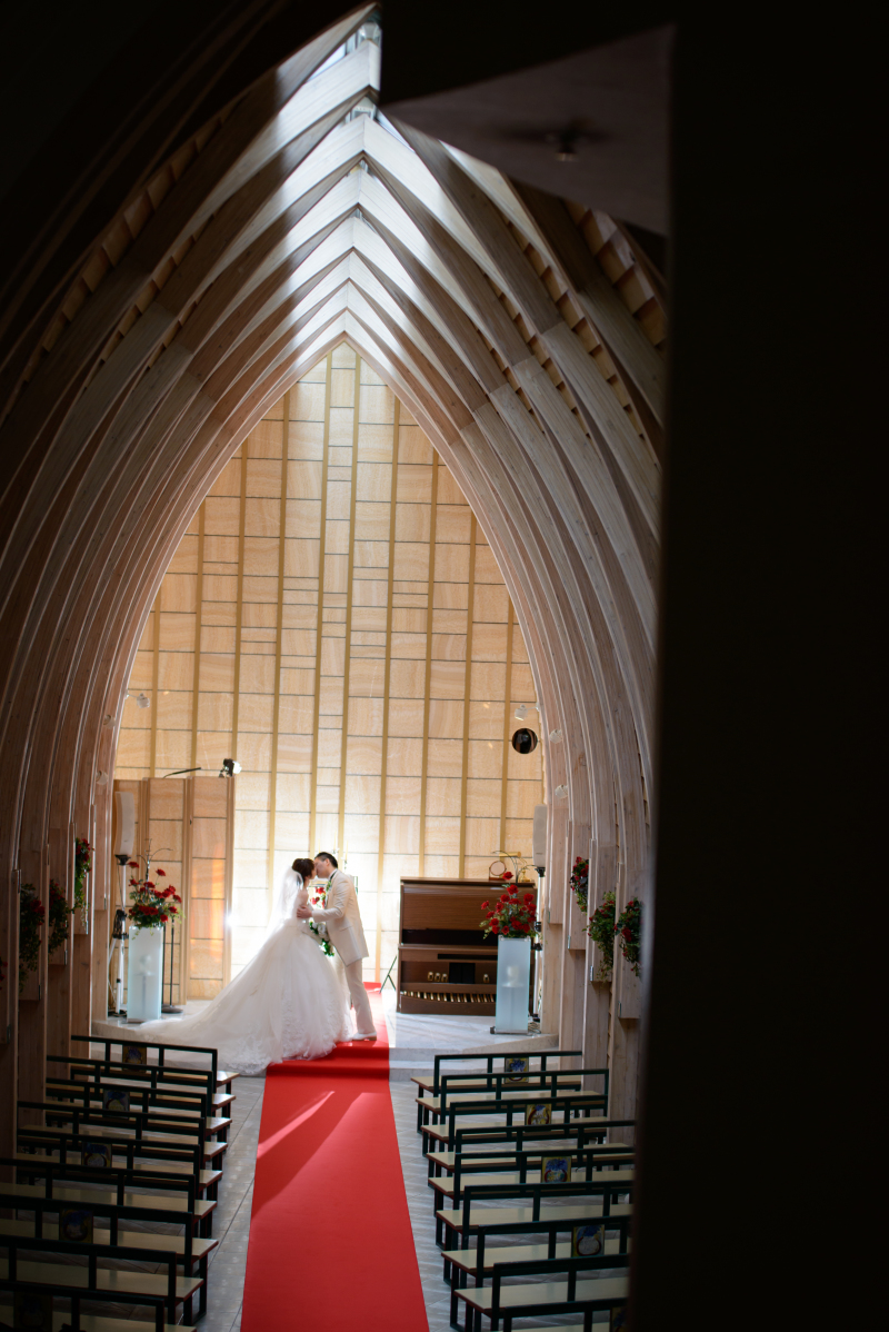 天蓋から光がさしこむ温かのぬくもりの木製の本物