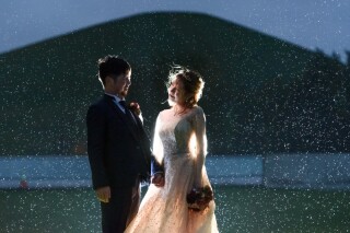 ドレス2点で光のチャペルとモエレ沼公園の雨もすてきなフォトウェデイング