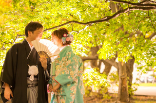 紅葉と緑が鮮やかな初秋。お気に入りの衣裳3点を選んでウェディングフォト