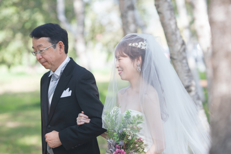 光あふれる白樺の中で