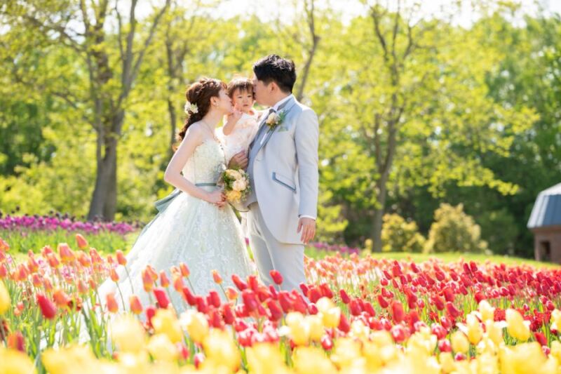 チューリップ畑に囲まれて・・・家族3人で結婚写真【お客様の声】