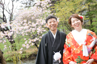 桜の下みんな集まれ澤田様衣装3点で前撮りお客様の声