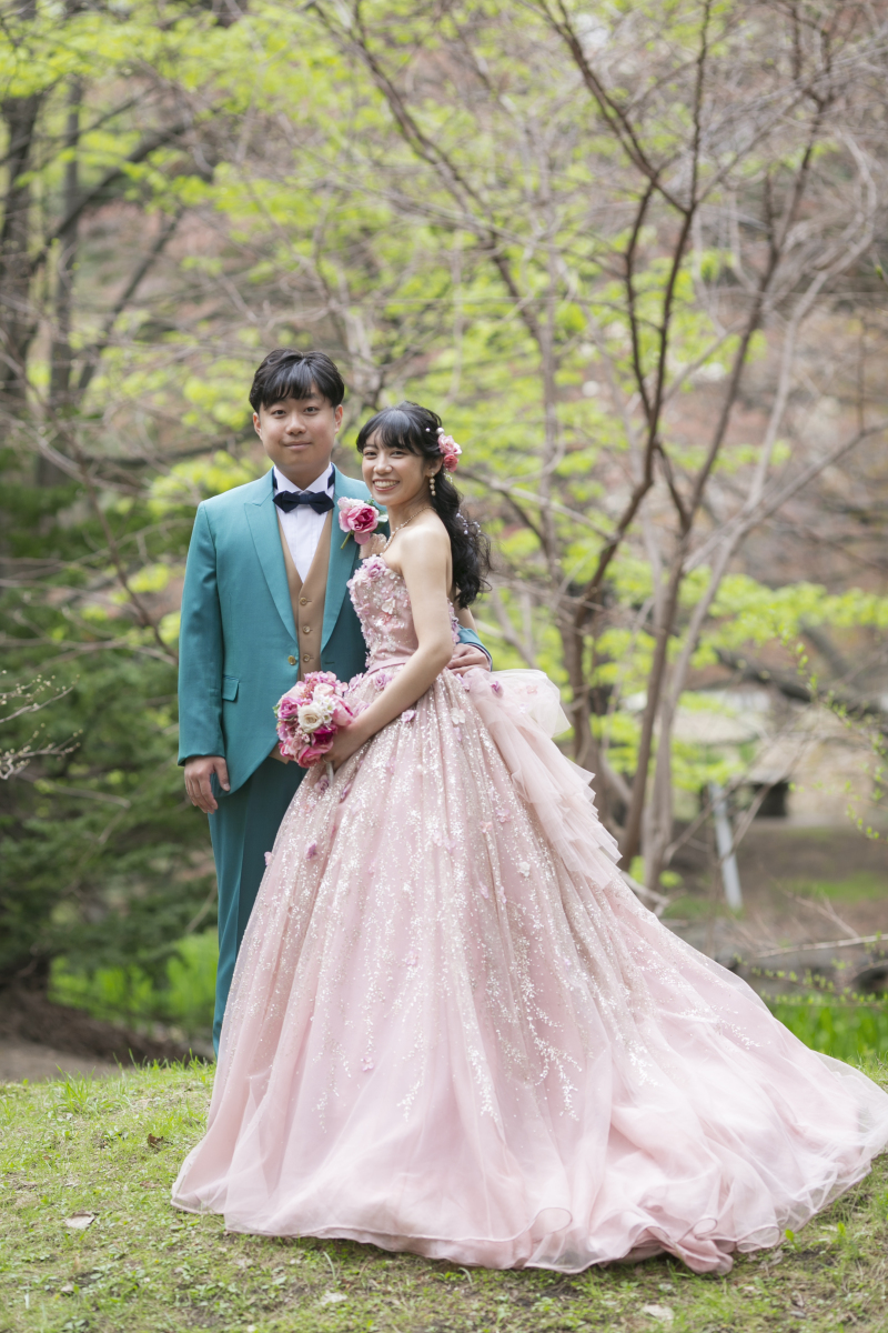 ピンクのカラードレス桜の開花に合わせて