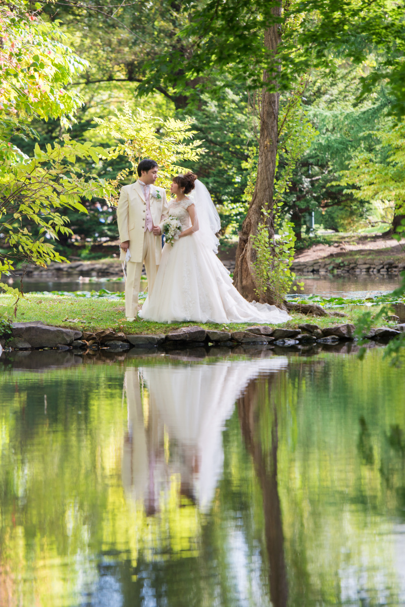 池でのウェディング