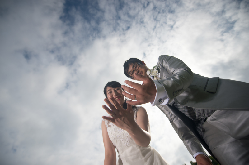 青空の下最高の笑顔のおふたり