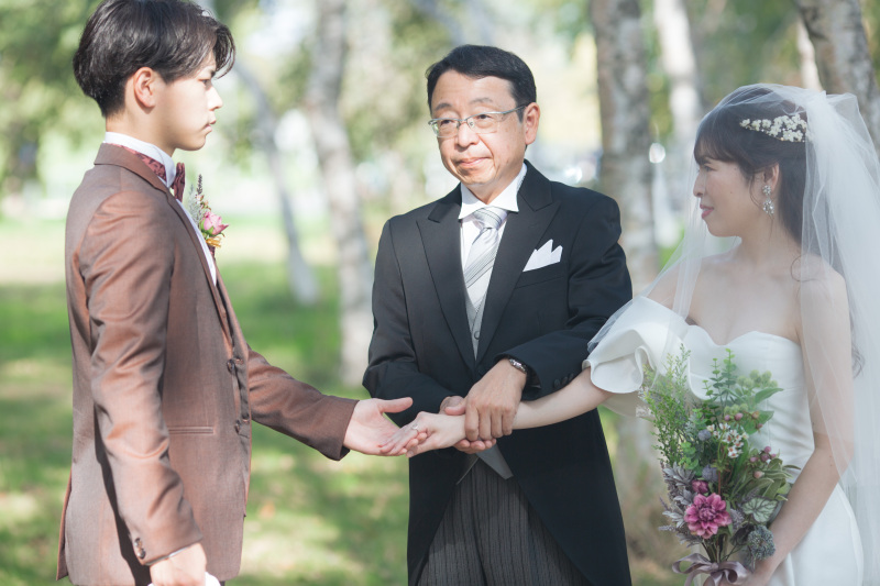 白樺の中で家族のセレモニー