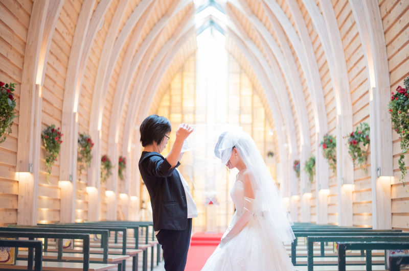 ご両家が見守る中チャペルでお母様のベールダウン