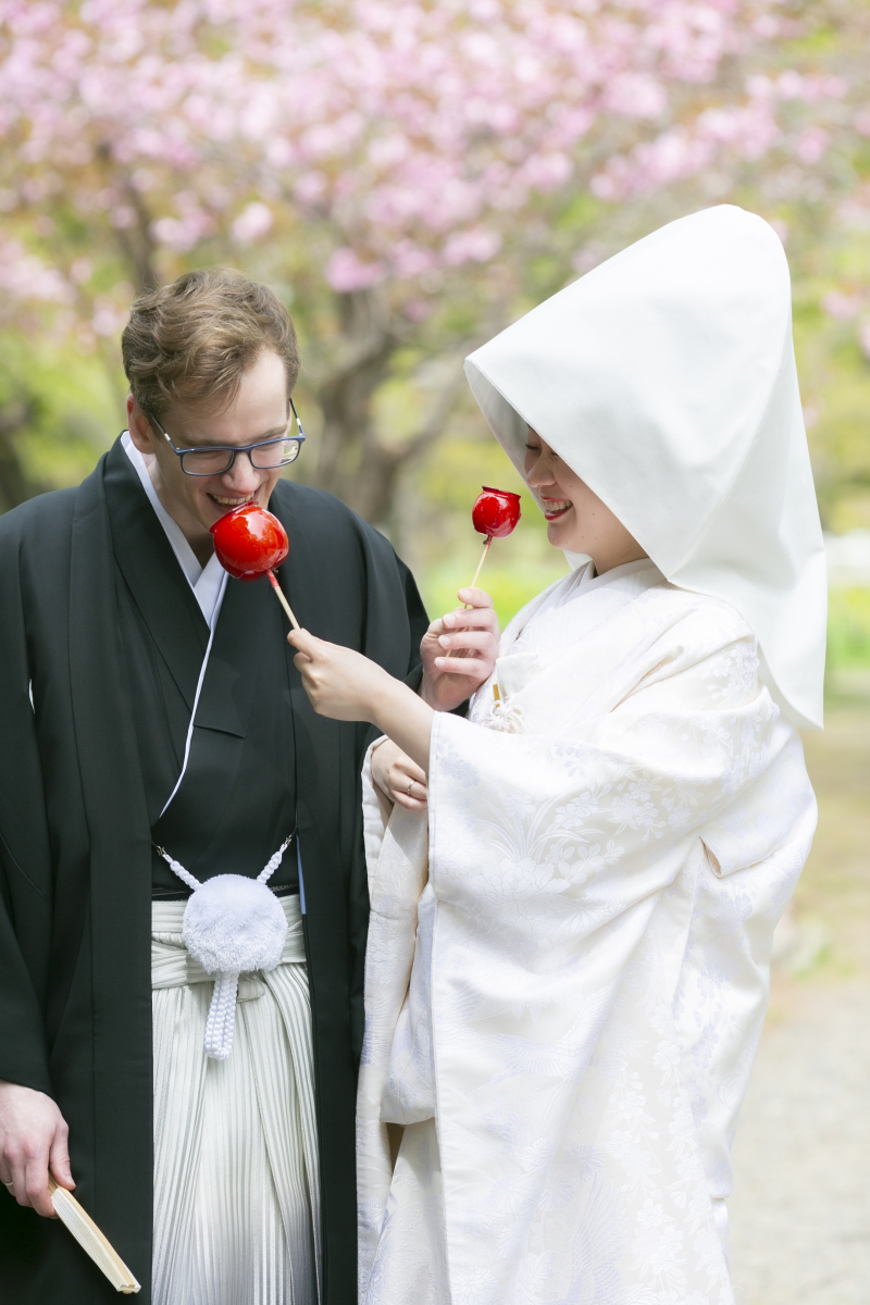 ご新婦のご友人がりんご飴の差し入れ