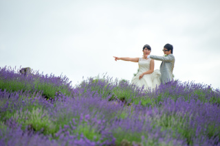 結婚2年目のはじめて北海道旅行お花で結婚写真