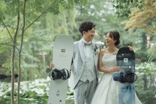 光のチャペルと初秋の緑の中ふたりの趣味のスノーボードとフォトウェデイング