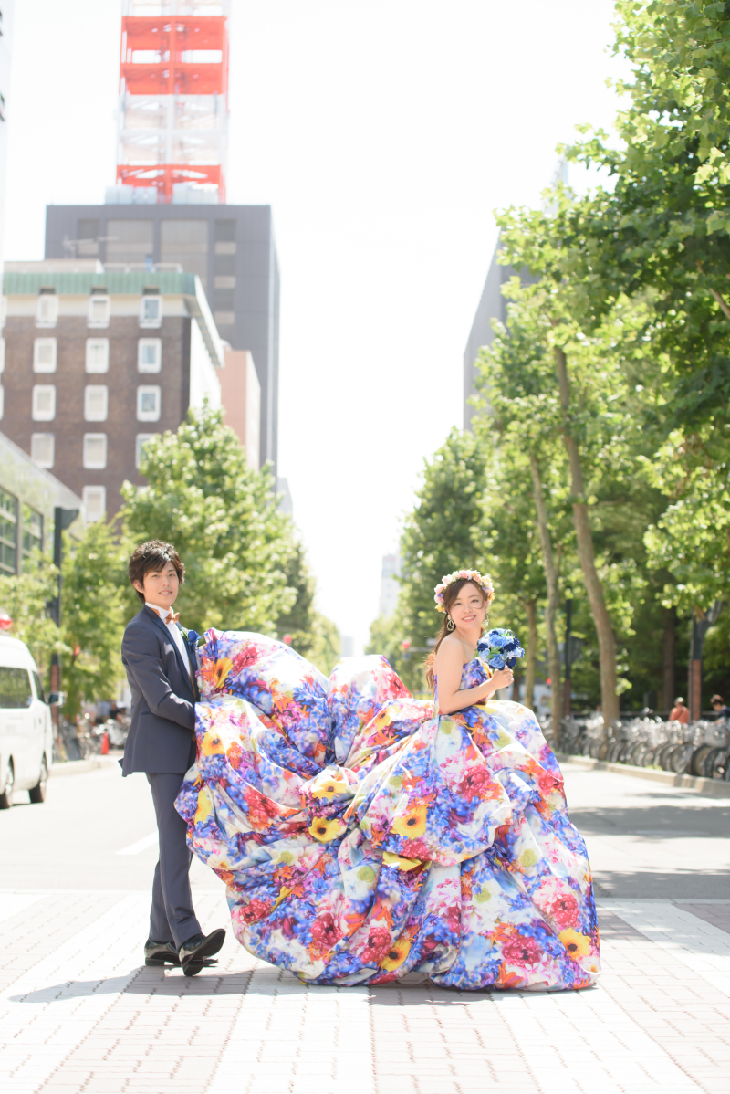 太陽の日差しがまぶしいのかドレスがまぶしいのか