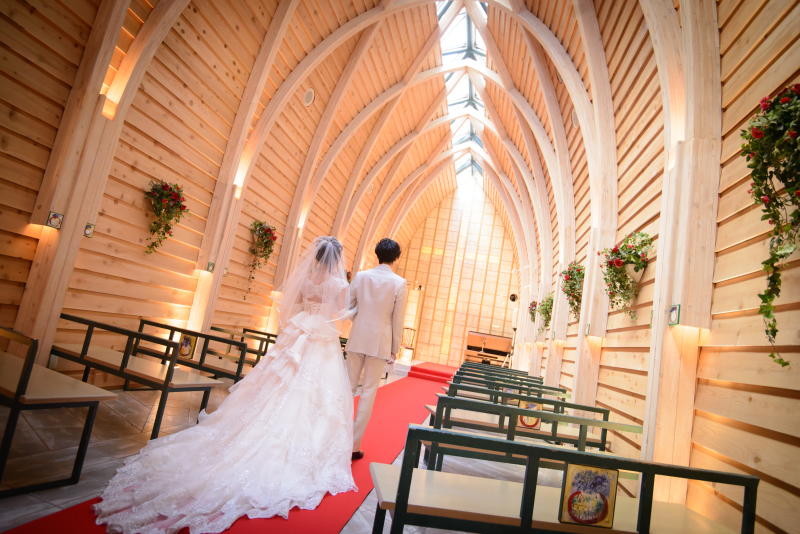 光のチャペルでトモダチに見守られて