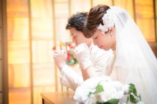 チェペルでフォトウェディング衣裳3点をまとって親族と一緒にフォトセレモニー