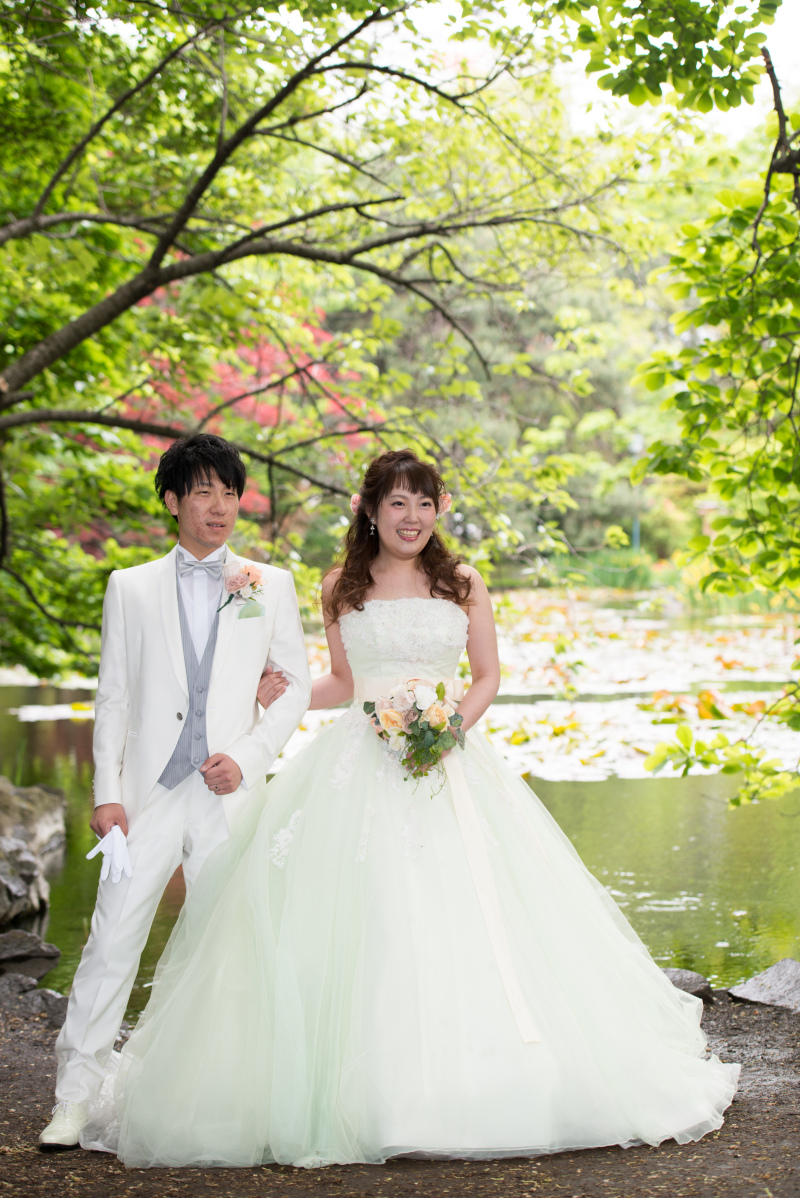 淡いグリーンのカクテルドレスに色直し