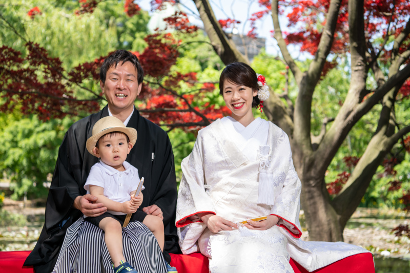 チューリップとチャペルでお子様と3人で撮影をご計画