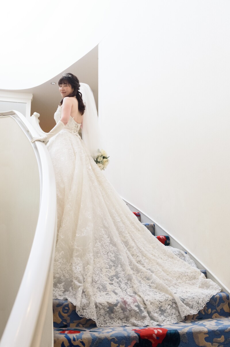 ウエデイングドレスのドレーンを螺旋階段で