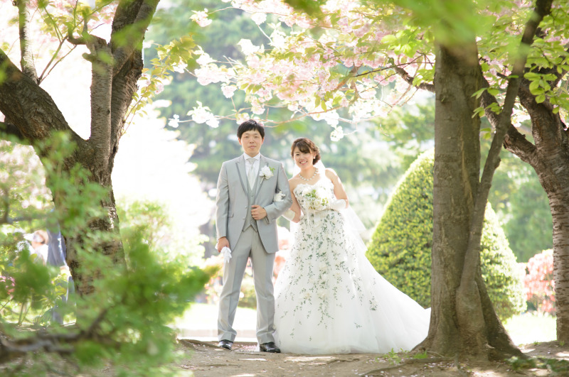 淡いグリーンのカラードレスに着替え