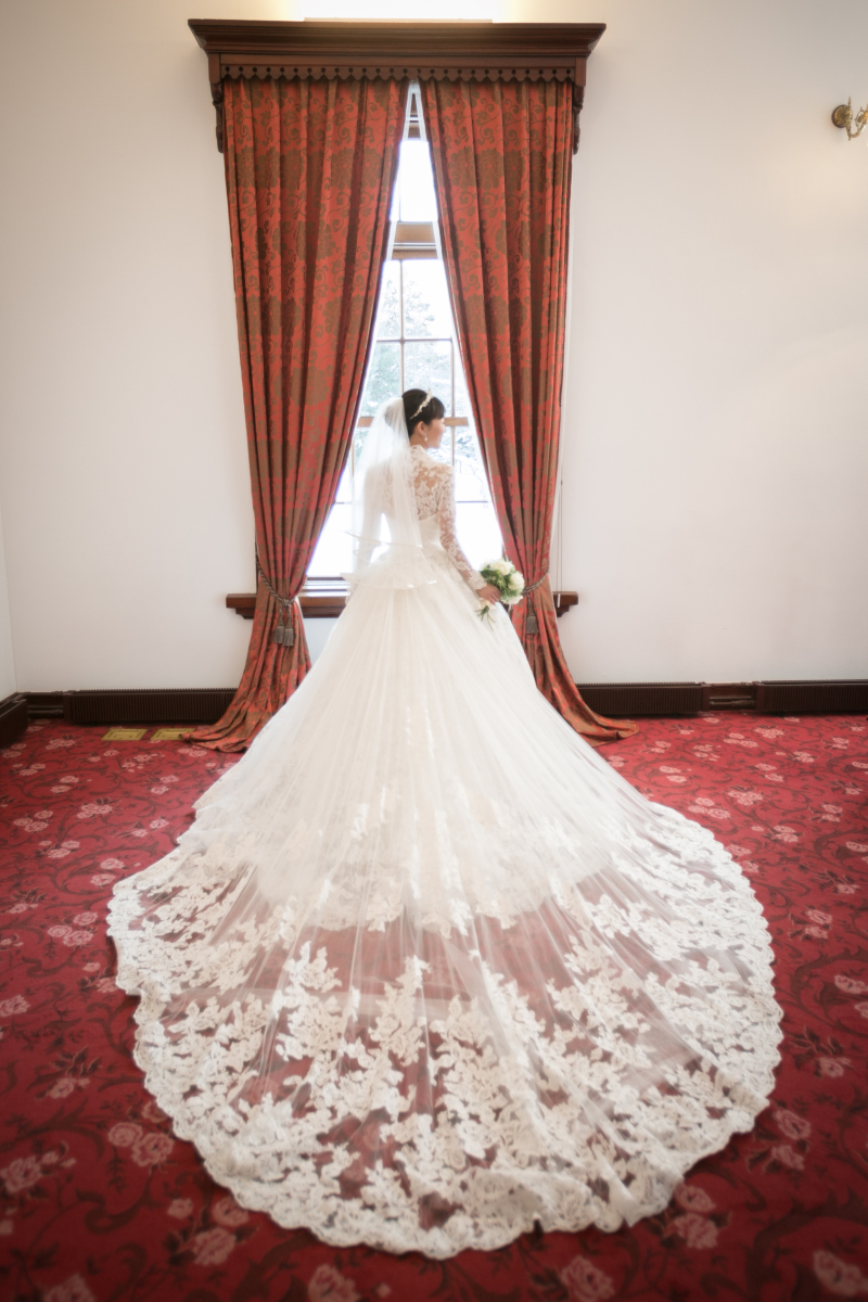 ロングトレーンのウェディングドレス