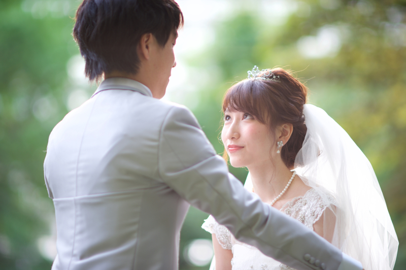 緑の中でベールアップ