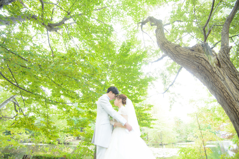 ウェディングドレスにいはグリーンがよく似合います