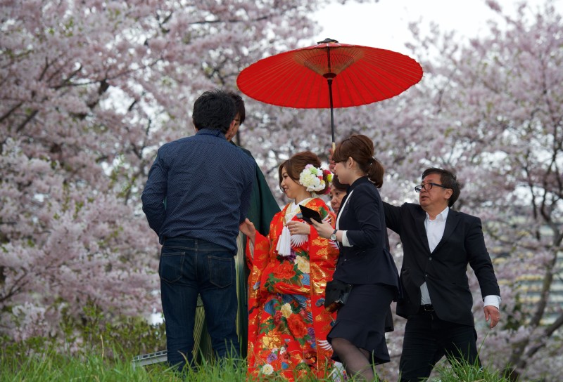 実は舞台裏は小雨が降ったりやんだり