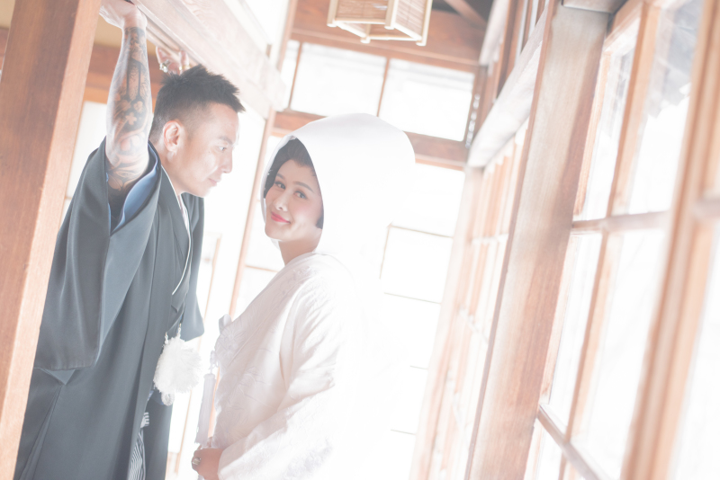 白無垢で雪の中で