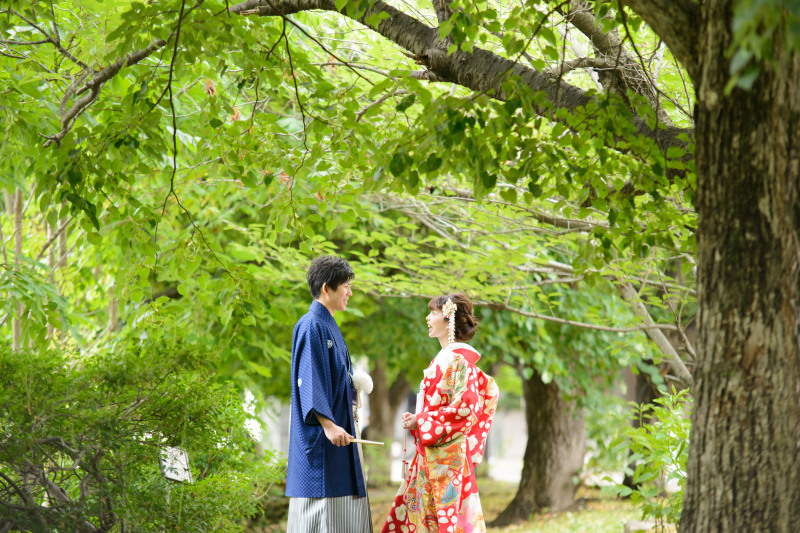 鮮やかな緑を背景にパチリ