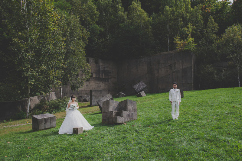 石山緑地のシュールな石のオブジェと