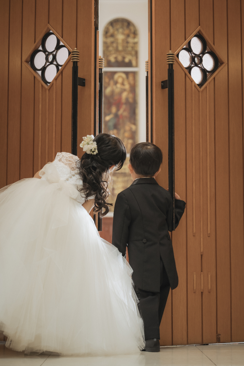 フラワーガールとリングボーイのかわいい後ろ姿