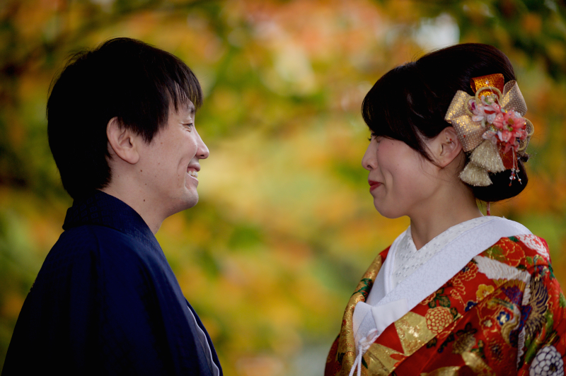 紅葉のなか笑顔に