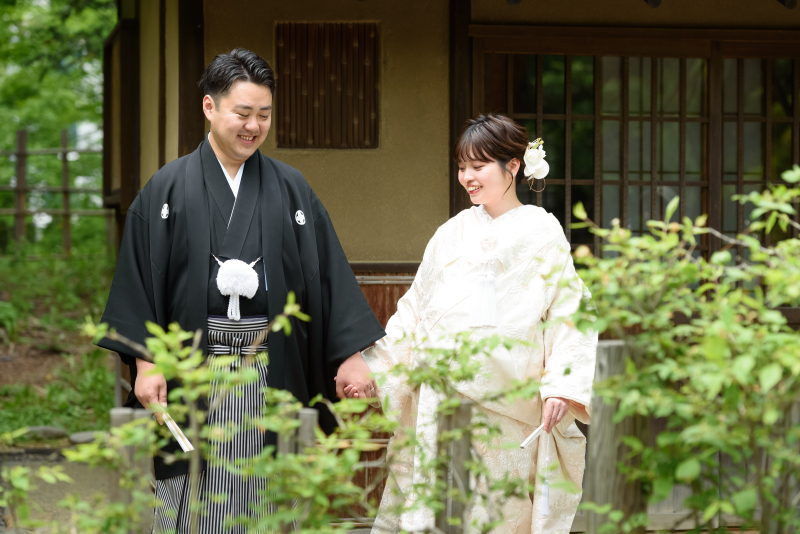 八窓庵、庭園の茶室の前で
