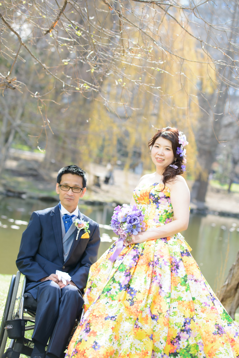 目に艶やかなカラードレス