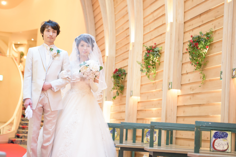 厳かにふたりであるく