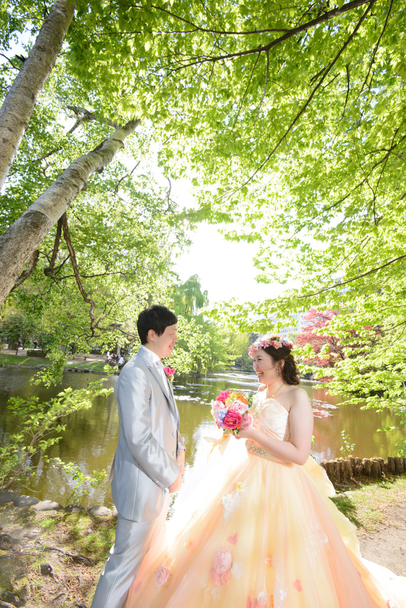 淡いオレンジのカラードレス