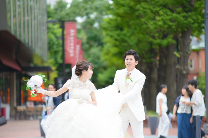 教会までの移動もスナップ自然な笑顔でパチリ