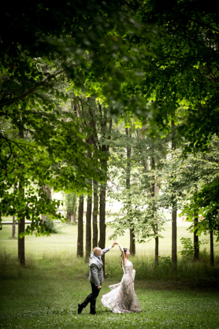 オトナのウェディングフォト 札幌 Cinderella Story Wedding photo_緑の中でロケーションフォト