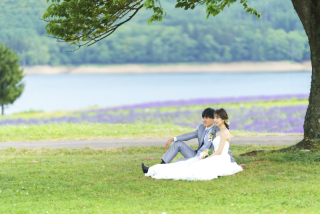オトナのウェディングフォト 札幌 Cinderella Story Wedding photo_緑の中でロケーションフォト