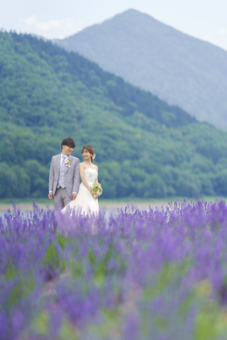 オトナのウェディングフォト 札幌 Cinderella Story Wedding photo_緑の中でロケーションフォト