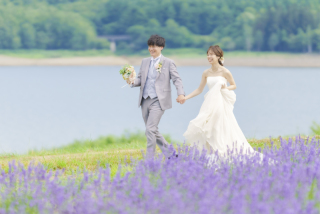 オトナのウェディングフォト 札幌 Cinderella Story Wedding photo_緑の中でロケーションフォト