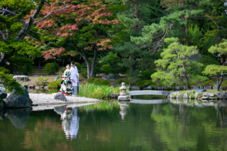 オトナのウェディングフォト 札幌 Cinderella Story Wedding photo_緑の中でロケーションフォト