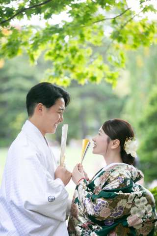 オトナのウェディングフォト 札幌 Cinderella Story Wedding photo_緑の中でロケーションフォト