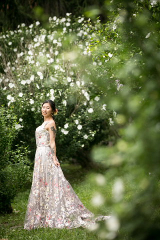 オトナのウェディングフォト 札幌 Cinderella Story Wedding photo_緑の中でロケーションフォト